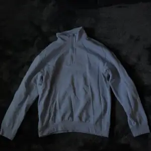 Ljusblå half zip tröja från HM.  Använd fåtal gånger.  Finns i svart och vit färg också. 