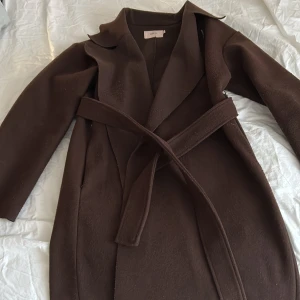 Nelly brun kappa - Använd, nopprig men går att ta bort med rakhyvel eller noppermaskin. Brun färg från nelly i storlek 36