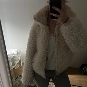 Fluffig jacka - Säljer min fluffiga jacka från Bikbok i storlek l men skulle säga att den är mindre då den passar mig som har s💕