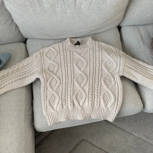 Begie stickad tröja - Jättefin begie stickad tröja från Lindex🌸 använd fåtal gånger☺️ (Köparen står för frakten)