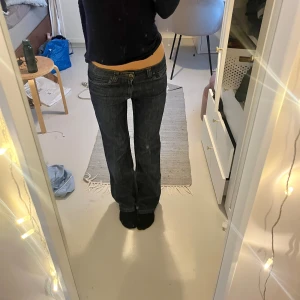 Lågmidjade bootcut jeans  - Lågmidjade bootcut jeans. Midjemått 36 cm, innerbenslängd 76cm. Tryck på köp nu om du vill köpa ❤️‍🔥