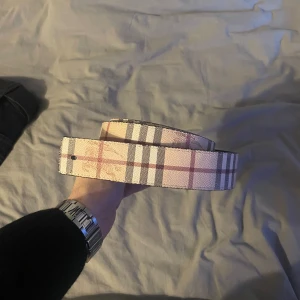 Burberry bälte - rent bälte som passar med allt, säljer pga att jag ej envänder den längre  Bältet går att använda på båda sidorna.  