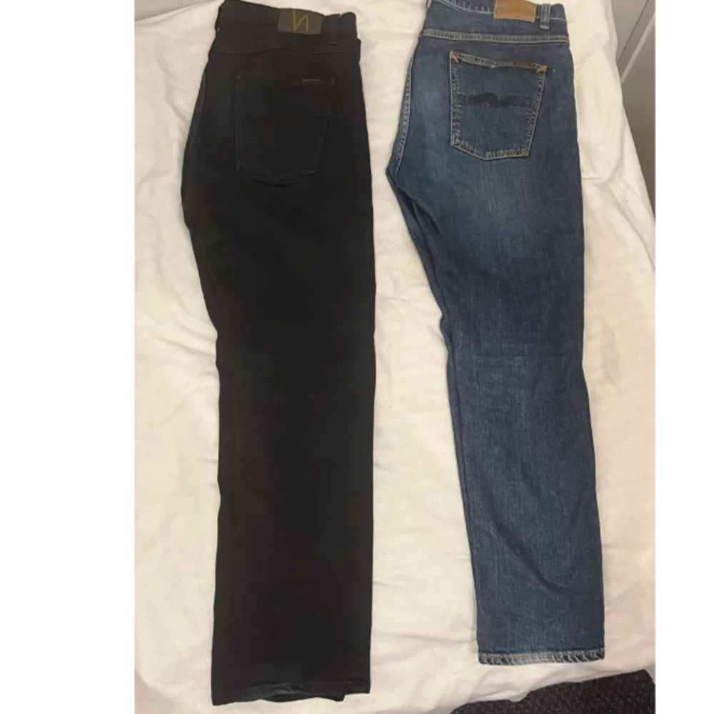 2 par riktigt snygga och trendiga Nudie Jeans ” Lean Dean”. Ett par svarta och ett par mörkblå. De är i använt men bra skick. Nypris: 1599kr/st. Skriv vid minsta fundering eller för fler bilder, BÅDA TVÅ FÖR 739+ fri frakt😀 Mvh Stiloo Closet. Jeans & Byxor.