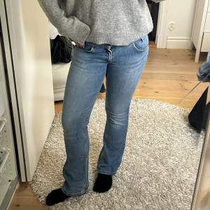 Sjuuukt snygga Lee jeans!! Mina favorit jeans men säljer de de är lite korta för mig (jag är 170). Är lite slitet på ena baksidan av jeansen