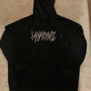 svart hoodie - svart hoodie med coolt tryck🖤 tror den är i storlek xs/s men den är väldigt oversize så passar nog även större, dock lite kort i ärmarna, skriv privat för frågor/bilder på🫶