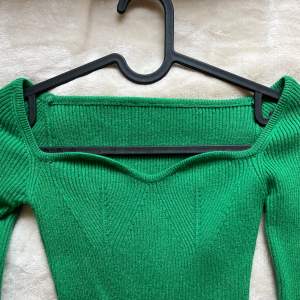Snygg tröja i grön färg. XS. Använd fåtal gånger. Bra skick. 90kr💓