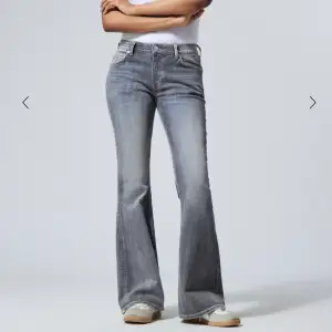 Skitsnygga utsvängda jeans från weekday😍de perfekta utsvängda jeansen i modellen flame. De har lite slitningar längst ner då de har varit lite för långa till mig men det är inget man tänker på🩷