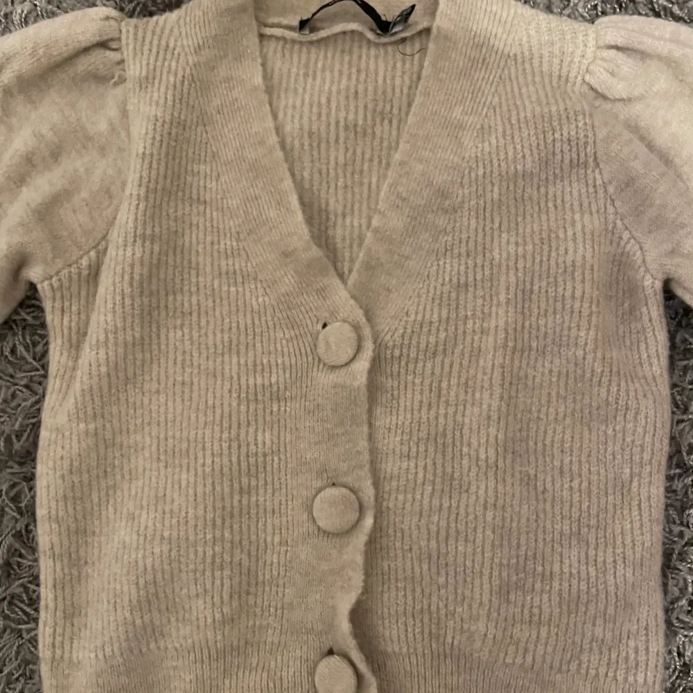 Jättefin stickad tröja från veromoda!! Använd en gång men tyvärr för liten 🌸. Tröjor & Koftor.