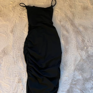 Svart klänning - En svart klänning som är öppen i ryggen, använd en gång