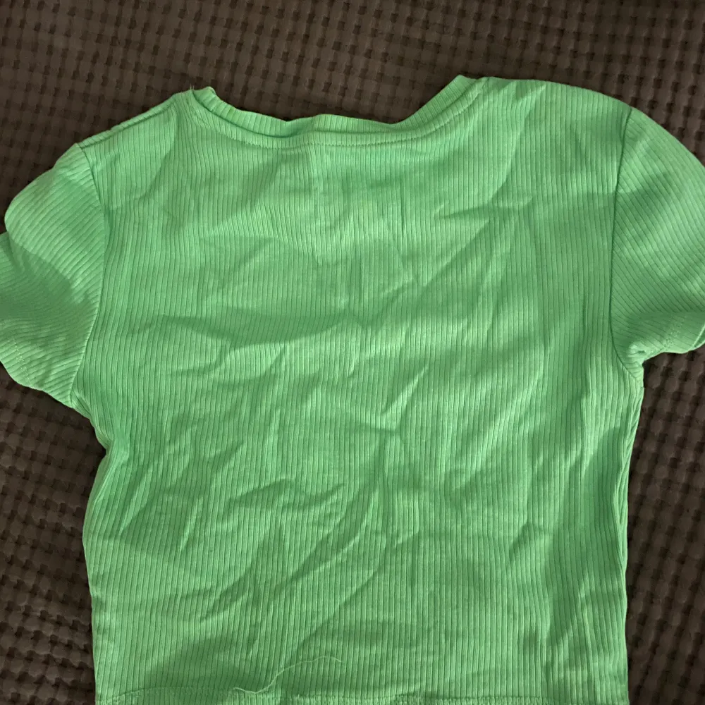 Jättefin grön t-shirt från New yorker!💚 säljer pga att den inte används❣️står inte för frakten!💚. T-shirts.