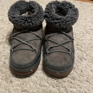 Billiga äkta Inuikii  - Säljer mina så fina inuikki i finaste färgen 🤍 de är relativt slitna, därav priset. Se sista bilden. Några spännen har även lossnat som dock går att åtgärda 🤍jag brukar även vika ned skorna som på första sidan då det blir så fint 🤍orginalpris: 2500 🤍