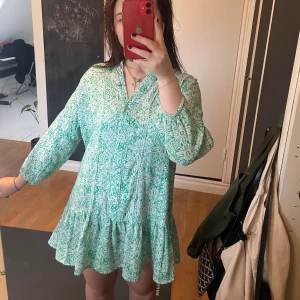 Sommarklänning  - Jättefin sommarklänning köpt från zara💚🩵 använd endast ett fåtal gånger