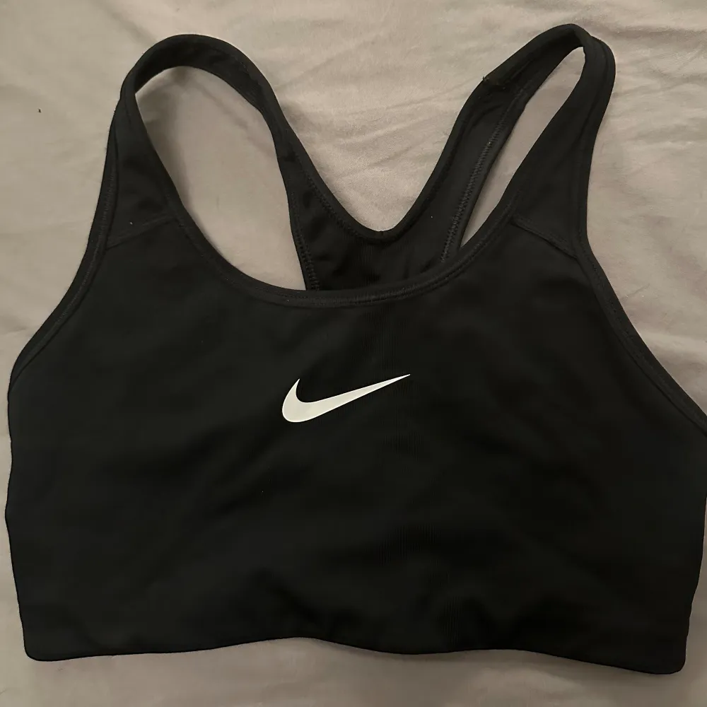 Säljer en sport-bh från märket Nike i gott skick!. Övrigt.