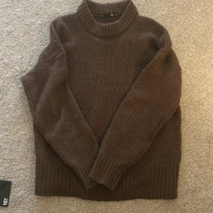 Brun stickad tröja - !LÅNAD BILD! Tröjan som jag säljer ser exakt ut som på bilden, använd några få gånger💕