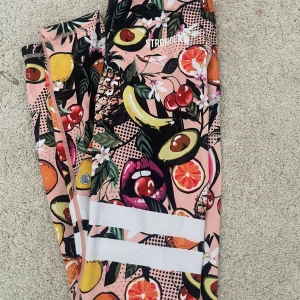 Tränings thights och topp - Inprincip oanvänt Topp storlek xs Thights storlek s Från stronger  Orginal pris ca 500 för toppen och 600 frö thightsen