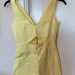 Superfin klänning med shorts inuti och cutout från Mango som aldrig använts. Inköpt för 500kr. Passar XS/S. Priset är exklusive frakt 💖