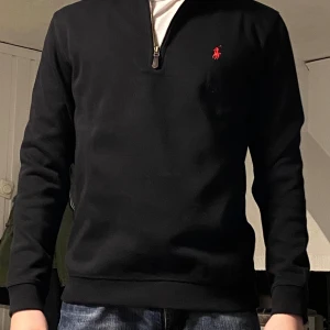Polo Ralph lauren (helt ny) - Tja säljer en ny polo Ralph lauren tröja då jag har likadana typ och jag fick denna av en släkting.De finns qr kod som tar dig till rahlp laurens hemsida  Skriv om ni har frågor eller är intresserade  (Den är helt ny) kan sänka priss vid snabb affär 