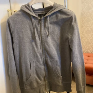 Kofta  - Säljer min kofta som är i storlek L men skulle säga att den är som M💕 inget fel på den. 