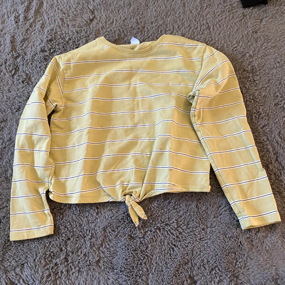 Superfin gul randig tröja. Säljer pga för liten. Tröjor & Koftor.