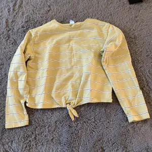 Superfin gul randig tröja. Säljer pga för liten