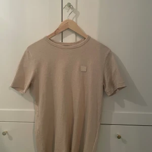Acne tröja - En jätte fin acne t-shirt som säljs då den inte kommer till användning, finns inga defekter på den💕