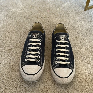 All stat converss blåa - Skit snygga knappt använda all stars converss skor i blå har bytt ut snörerna till gymmi skosnören så det bara är att sätta på sig dom utan att snörerna ser fula ut storlek 42