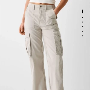 Cargobyxa  - Populära cargobyxan från berhska. Bara använda en gång, storlek 36. hör av dig för privata bilder💓