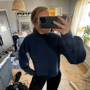 Stickad tröja  - Säljer denna stickade tröjan från monki. Endast använd ett fåtal gånger 