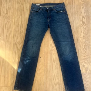 Levis 501 - Säljer nu dessa Levis 501 i storlek 32/32. Jeansen är endast använda ett fåtal gånger och har inga tecken på skador. Vid några frågor är det bara att höra av sig!