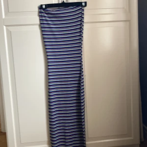 Lång tubklänning - Köpt på Vero Moda  Aldrig använd  Stl XL