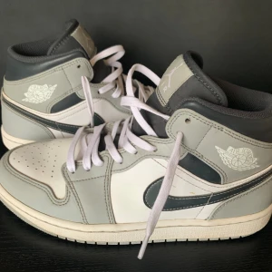 Air Jordan skor - Air Jordan 1 Mid Light Smoke Grey Anthracite. Jättesnygga och väldigt bekväma. De har några små defekter som man kan se på bilden men annars är de i bra skick. Skriv om du har några frågor🥰