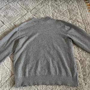 En grå tröja från zara med turtle neck. I storlek 152 och passar även xs.