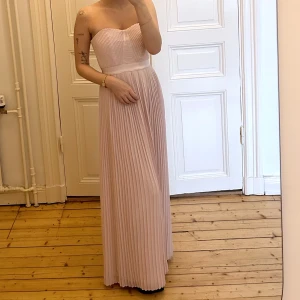 Balklänning  - Säljer denna superfina balklänning/aftonklänning åt en vän! Jag på bilden är 1,62cm och bär klackar. Inga defekter eller liknande 💞