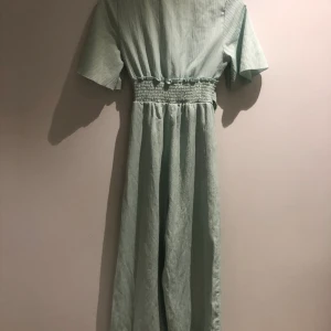 Byxdress i stlk 34  - Det är en jätte fin byxdress med knut som du själv får bestämma hur du vill knyta eller wrapa den. Jätte snygg passar perfekt till sommaren eller utomlands😍😍