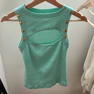 Sommartopp - Perfekt sommartopp i mint färg! Ingen lapp, uppskattar en storlek XS/S. Väldigt strechigt tyg 