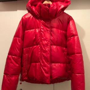 Väldigt snygg röd jacka från GAP! - Den är i väldigt bra skick, säljer den eftersom den har blivit för liten.