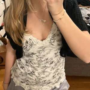 Blommig topp🤍🖤🌺 - Jättesöt och perfekt passform🎀