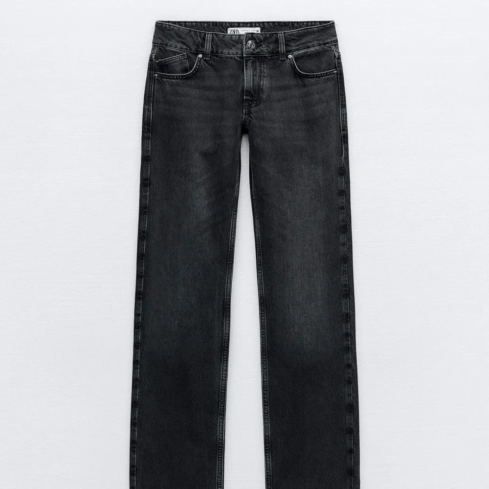 Aldrig använda, prislappen sitter kvar! Dem  populära lowrise straight jeansen från zara. Köpta för 400:- . Jeans & Byxor.