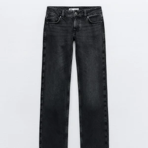 Zara lowrise straight jeans  - Aldrig använda, prislappen sitter kvar! Dem  populära lowrise straight jeansen från zara. Köpta för 400:- 