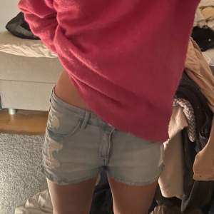 Säljer dessa supersöta lågmidjade jeansshortsen som inte kommer till någon användning längre. Men är i super fint skick, hör av dig vid intresse!💗