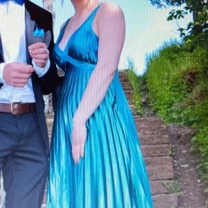 Fin blå/turkos balklänning  - Fint skick! Plisserad & med axelband går ända ner på mig som är ca 173cm  