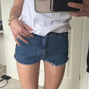 Jeansshorts  - Jeansshorts, sitter asbra och snyggt. Toppen skick, inga defekter 