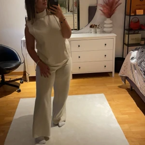 Zara sett - krämvit - I gott skick. Använts 3 gånger. Kan fraktas omgående.