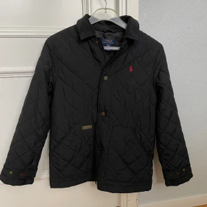 Ralph Lauren - svart vårjacka - Jacka från Ralph Lauren. Perfekt nu till våren. Storlek: L i barnstorlek, passar XS/S. Skick: 9/10, bra skick, bara lite smutsig runt kragen. Nypris: 3000kr