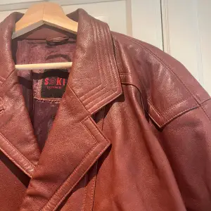 Röd/brun oversized läderjacka i superfint skick. Passar M-XXL beroende på önskad passform💗