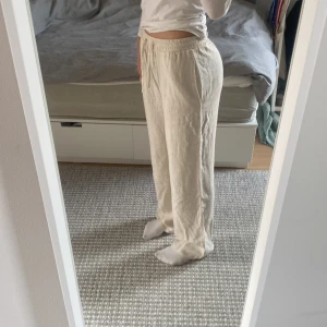 Linnebyxor - Säljer dessa helt oanvända linnebyxor från Grunt med lappen kvar. De är i barnstorlek men i storlek L skulle säga att de passar xs. Hör av dig vid frågor. Pris kan diskuteras