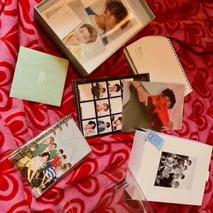 BTS 2020 SEASON’S GREATINGS - BTS 2020 Seasons Greatings - komplett   [Kalendern är skriven i. Se bifogad bild]  [Tre klistermärken använda. Se bifogad bild.]