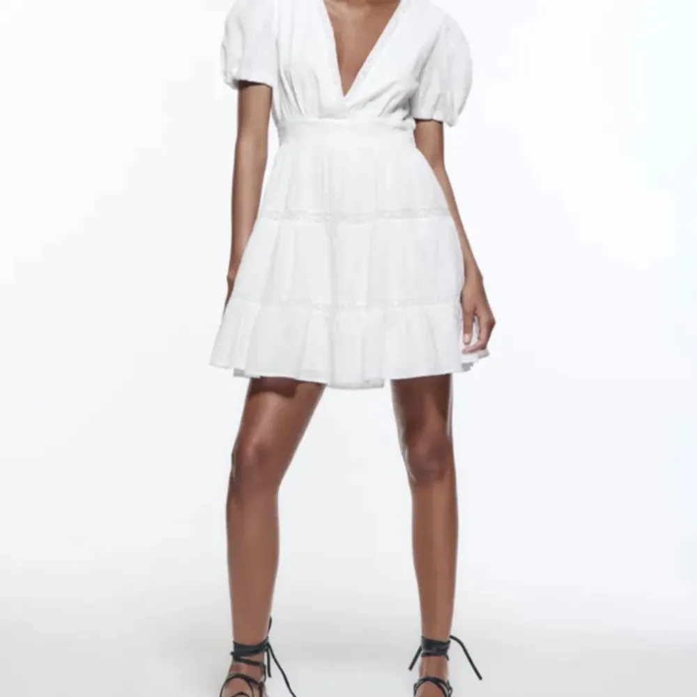 Säljer denna vita klänning från Zara, endast använd 1 gång så den är i fint skick ❤️. Klänningar.