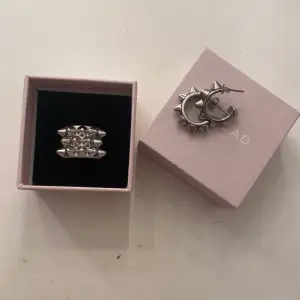 örhängen och ring från Edblads peak collection i silver, kan säljas styck för 300 eller tillsammans för 500! Ringen är i stl m, 17,5mm