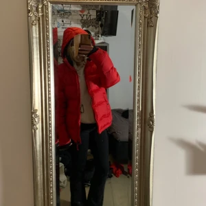 Säljer denna jacka  - Säljer denna fina röda jacka som jag inte har använt så mycket ❤️❤️